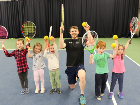 Ross Murdoch and junior tennis players