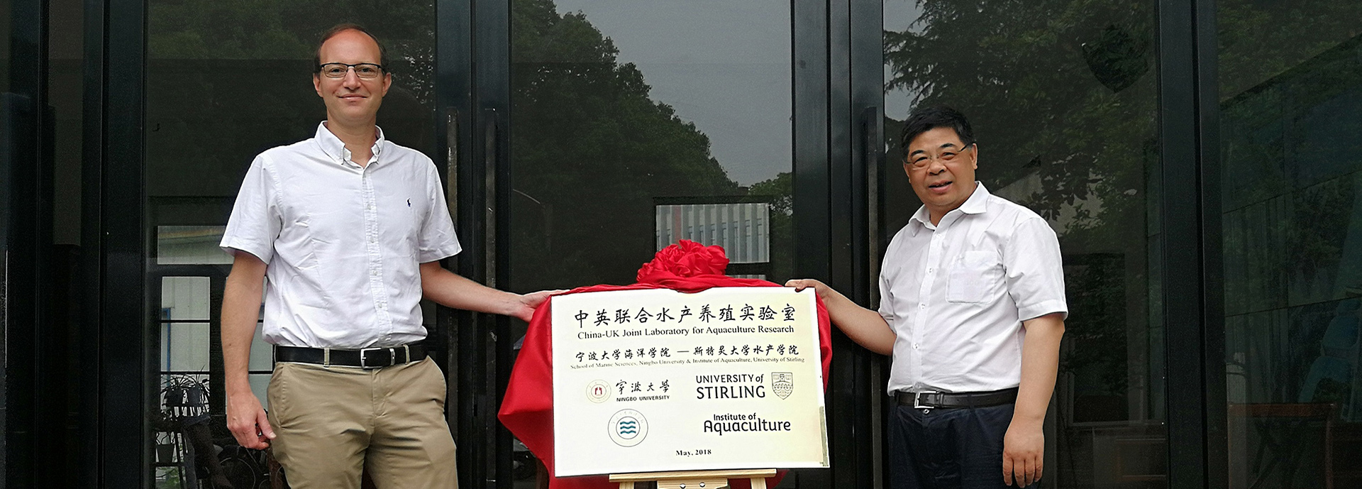 Professor Herve Migaud and Professor Chun-Lin Wang  sign agreement