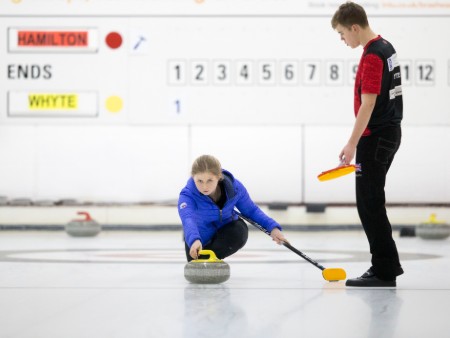 Sophie Jackson throwing curling stone