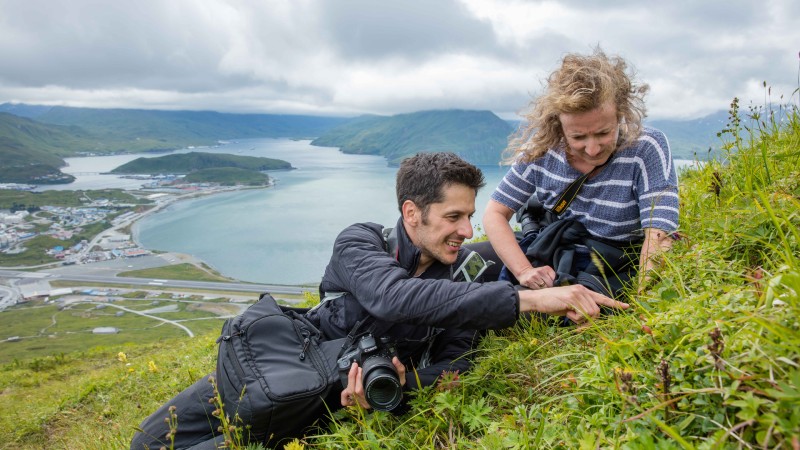 Dr Vallejo-Marin and female colleague examine a specimen on the side of a mountain