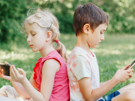 two children on smartphones